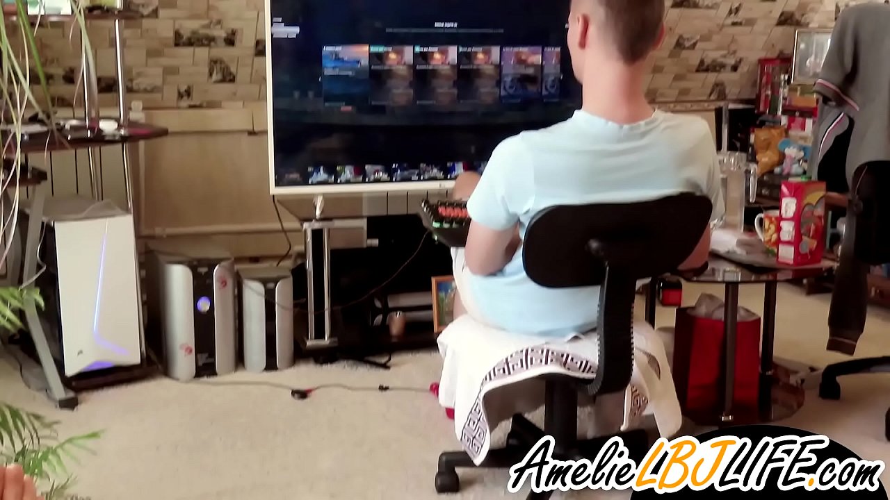 Meitene masturbē ar seksa rotaļlietu, lai draugs varētu spēlēt datorspēles