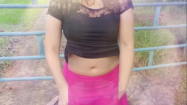 Spēlēšanās saimniecībā, īsta mājas sieva, kuce kuce un viņas rogains vīrs savvaļā