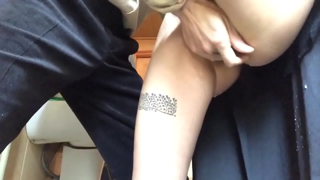 Squirt skolas vannas istabā, īsts putojošs orgasms - mans skolotājs darīja visu iespējamo.