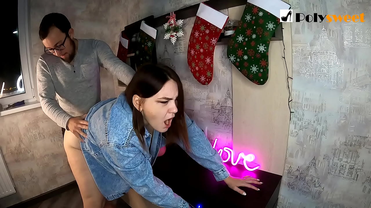 Puisis izbaudīja skaistas meitenes ar poniju drāšanu pakaļā ar muti un locekli